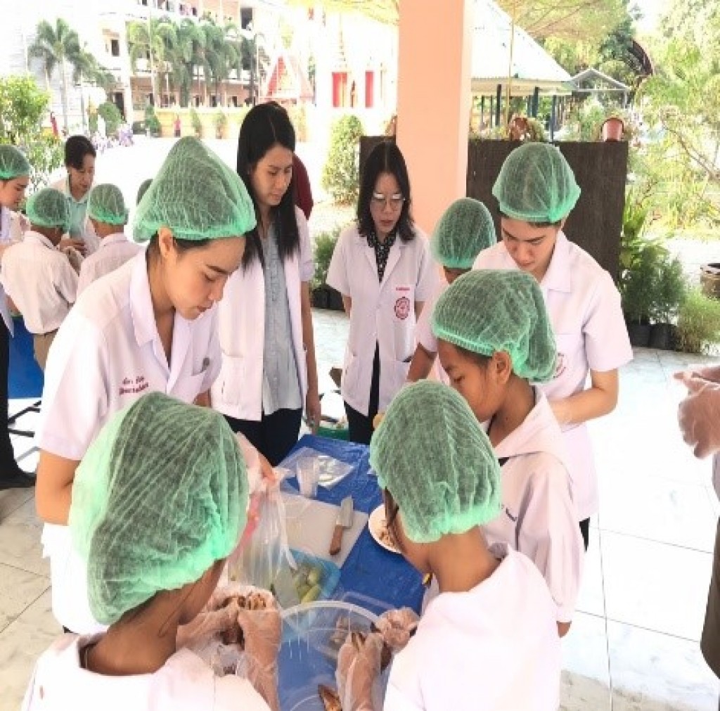 Healthy food making for students in Wat Chiew Osod school