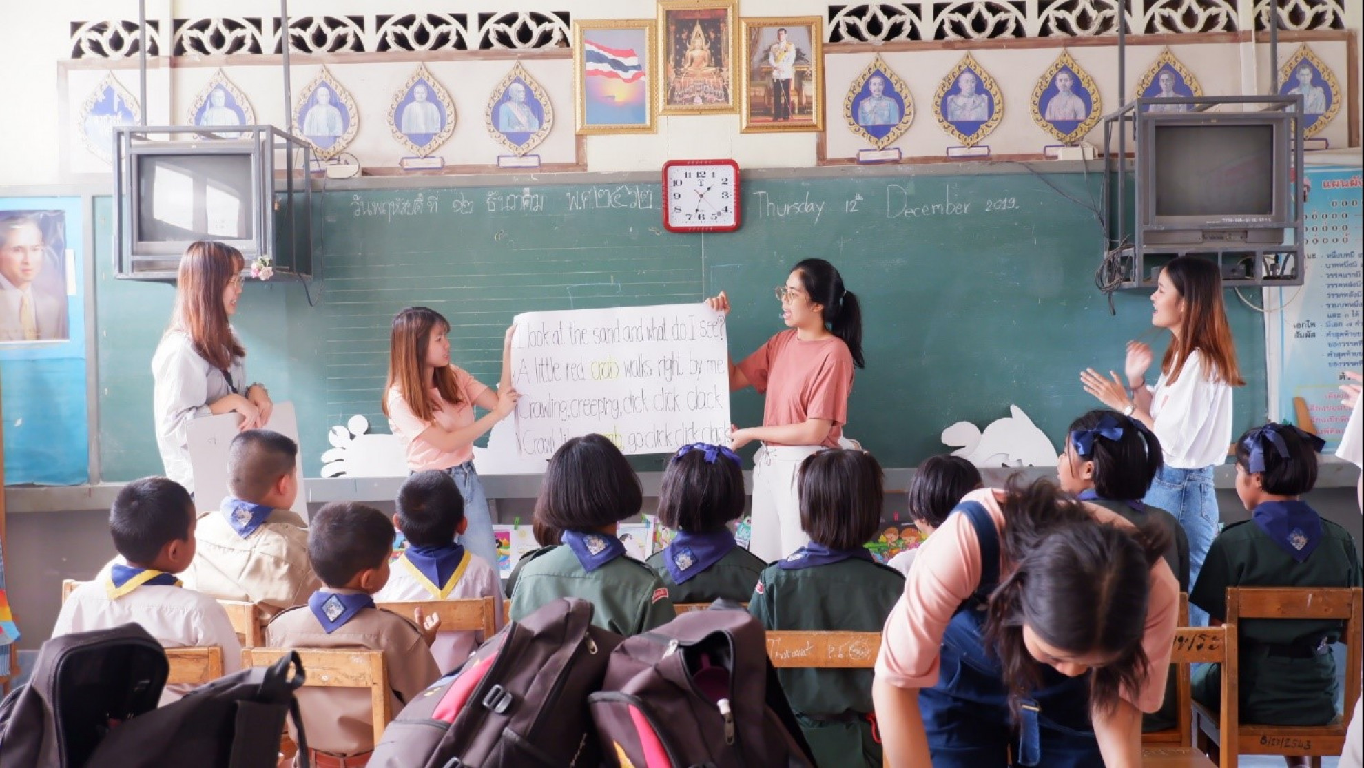 Watkhaopra School students learned English words by singing a nursery rhyme.