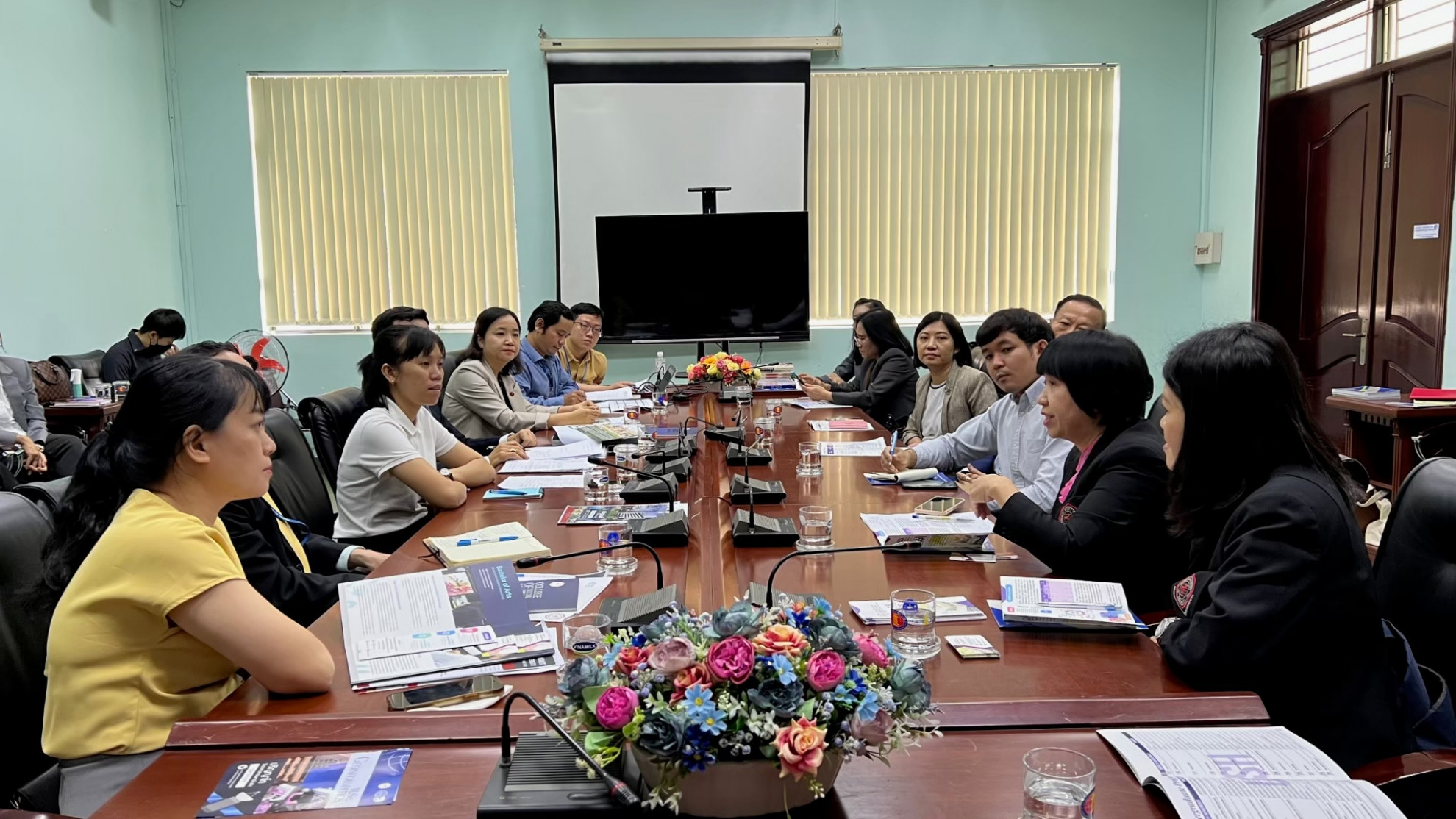 Discussion for cooperation research planning in Thai and Vietnamese.