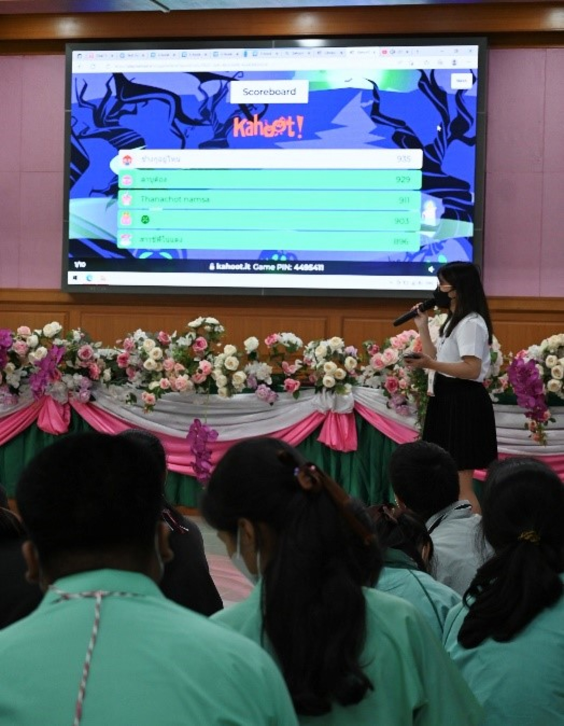 Participants fully focused on the explanation during the activity